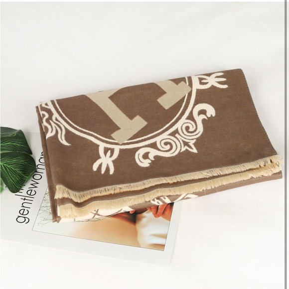 Chic Brown and White Patterned Scarf with Belt - Picture 5 of 8